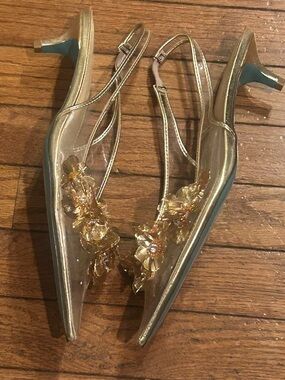 Betsey Johnson SB-robin Gold Vinyl Floral Applique Slingback heel pumps Sz 10